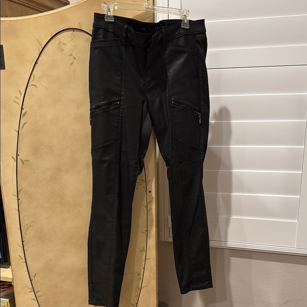 White House Black Market sz 10 Black Faux Leather Pants with Zipper Details